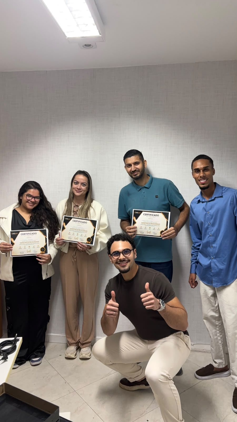 Alunos com seus certificados